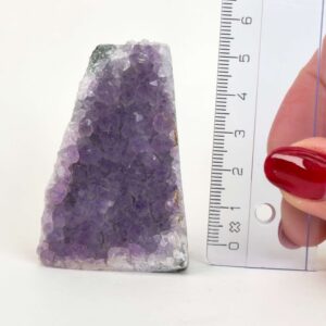 Ametyst grotte er en anti-stress-sten og søvnsten. Den hjælper med at mindre tankemylder og skabe ro.