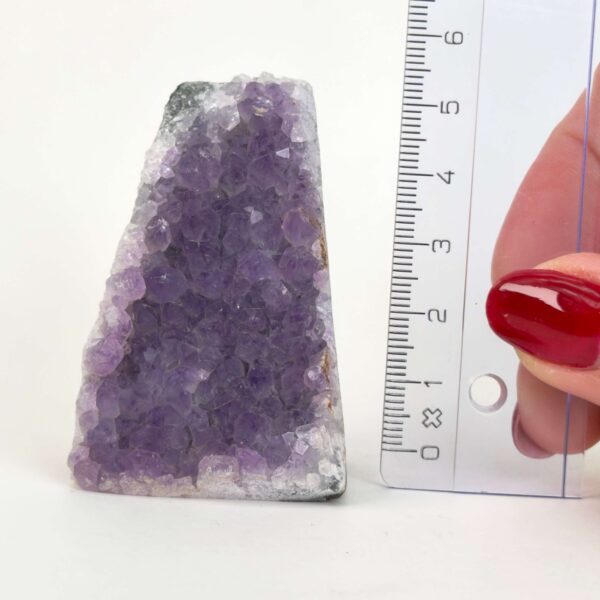 Ametyst grotte er en anti-stress-sten og søvnsten. Den hjælper med at mindre tankemylder og skabe ro.