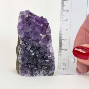 Ametyst grotte er en anti-stress-sten og søvnsten. Den hjælper med at mindre tankemylder og skabe ro.