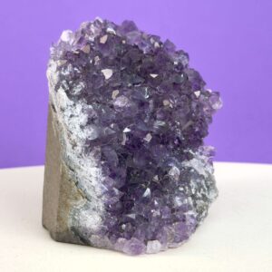 Ametyst grotte er en anti-stress-sten og søvnsten. Den hjælper med at mindre tankemylder og skabe ro.