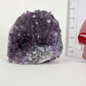 Ametyst grotte er en anti-stress-sten og søvnsten. Den hjælper med at mindre tankemylder og skabe ro.