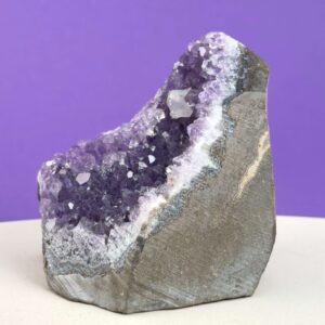 Ametyst grotte er en anti-stress-sten og søvnsten. Den hjælper med at mindre tankemylder og skabe ro.