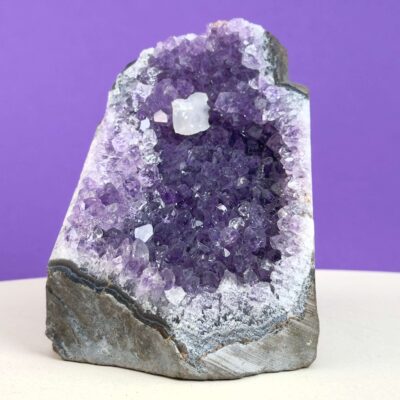 Ametyst grotte er en anti-stress-sten og søvnsten. Den hjælper med at mindre tankemylder og skabe ro.