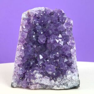 Ametyst grotte er en anti-stress-sten og søvnsten. Den hjælper med at mindre tankemylder og skabe ro.