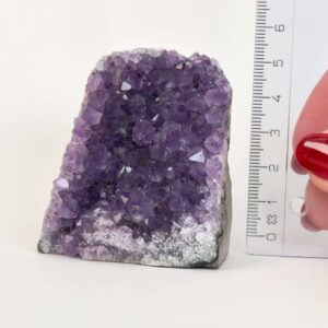 Ametyst grotte er en anti-stress-sten og søvnsten. Den hjælper med at mindre tankemylder og skabe ro.