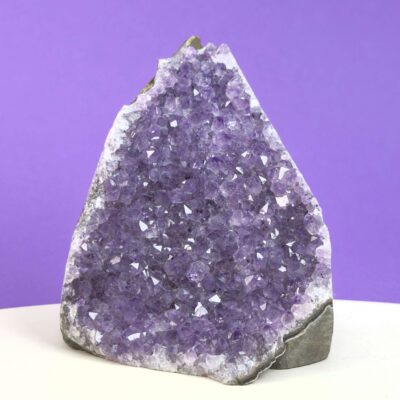 Ametyst grotte er en anti-stress-sten og søvnsten. Den hjælper med at mindre tankemylder og skabe ro.