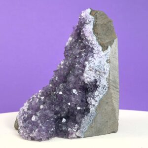 Ametyst grotte er en anti-stress-sten og søvnsten. Den hjælper med at mindre tankemylder og skabe ro.
