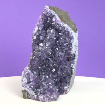 Ametyst grotte er en anti-stress-sten og søvnsten. Den hjælper med at mindre tankemylder og skabe ro.
