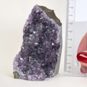 Ametyst grotte er en anti-stress-sten og søvnsten. Den hjælper med at mindre tankemylder og skabe ro.