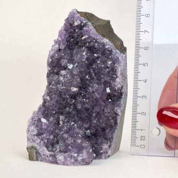 Ametyst grotte er en anti-stress-sten og søvnsten. Den hjælper med at mindre tankemylder og skabe ro.