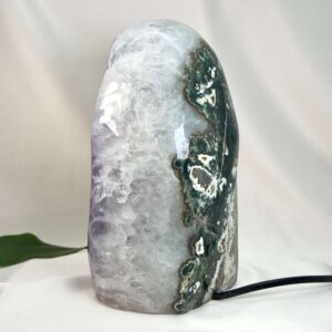 Stor unik Ametyst lampe af naturlig ametystgrotte fra Brasilien med dybe lilla krystaller og rå yderside