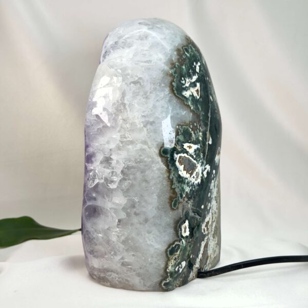 Stor unik Ametyst lampe af naturlig ametystgrotte fra Brasilien med dybe lilla krystaller og rå yderside