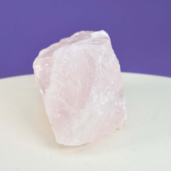 Naturlig rosakvarts rå med smukke rosa toner, forbundet med kærlighed, harmoni og indre ro.