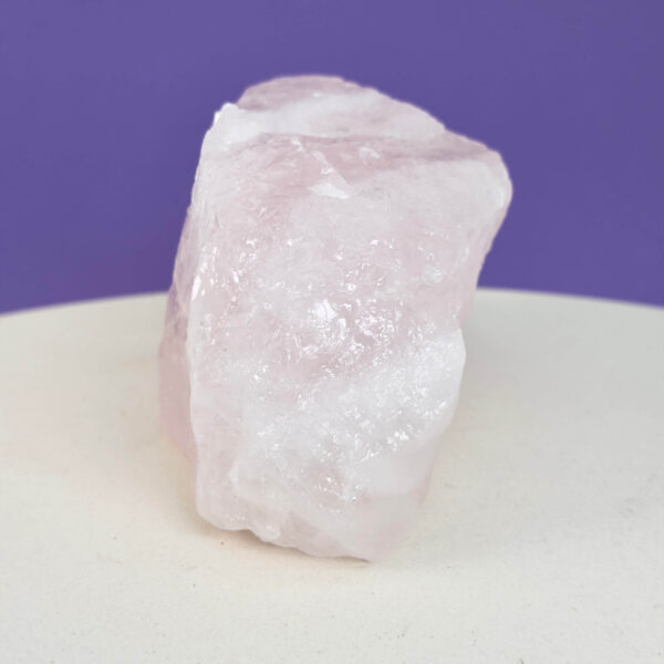 Naturlig rosakvarts rå med smukke rosa toner, forbundet med kærlighed, harmoni og indre ro.