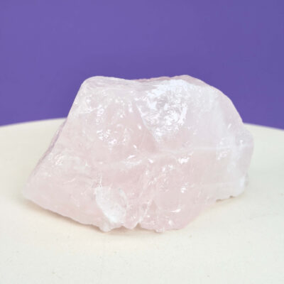 Naturlig rosakvarts rå med smukke rosa toner, forbundet med kærlighed, harmoni og indre ro.