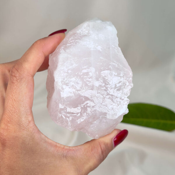 Naturlig rosakvarts rå med smukke rosa toner, forbundet med kærlighed, harmoni og indre ro.