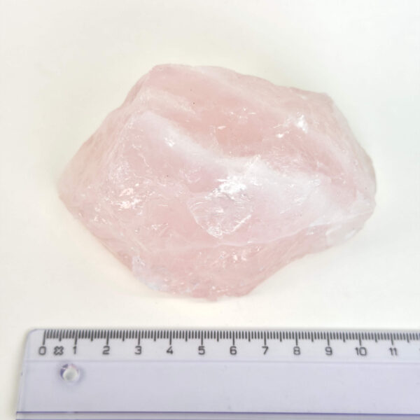 Naturlig rosakvarts rå med smukke rosa toner, forbundet med kærlighed, harmoni og indre ro.