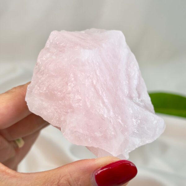 Rosakvarts rå i naturlig form, kendt for sin blide energi, kærlighed og følelsesmæssige healing.