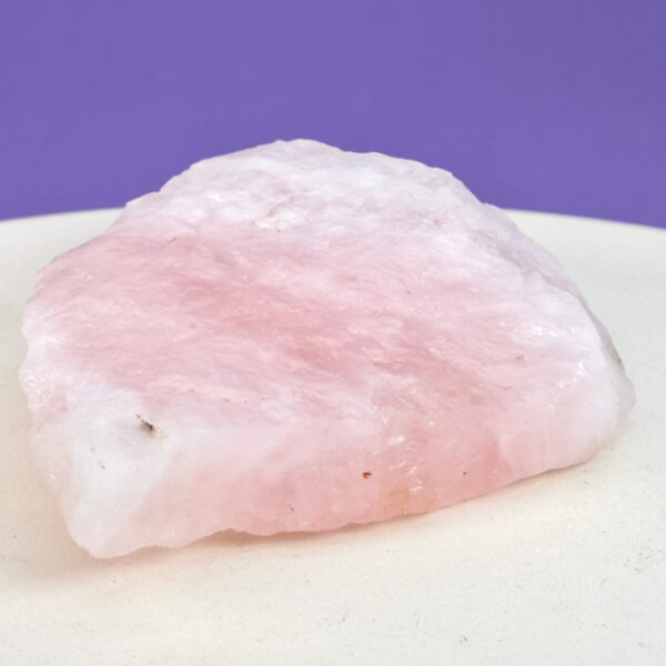 Rosakvarts rå i naturlig form, kendt for sin blide energi, kærlighed og følelsesmæssige healing.