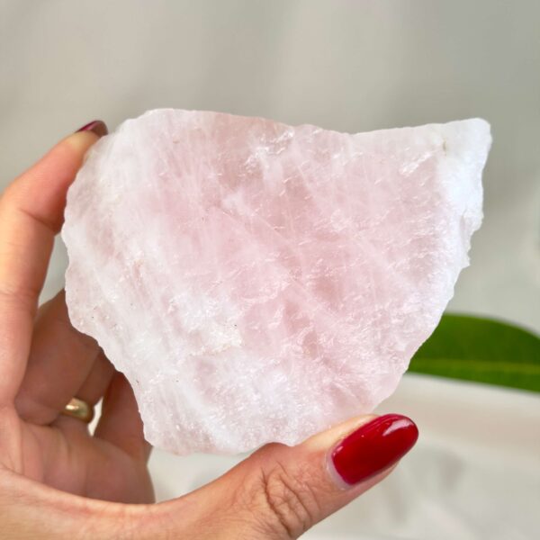 Rosakvarts rå i naturlig form, kendt for sin blide energi, kærlighed og følelsesmæssige healing.