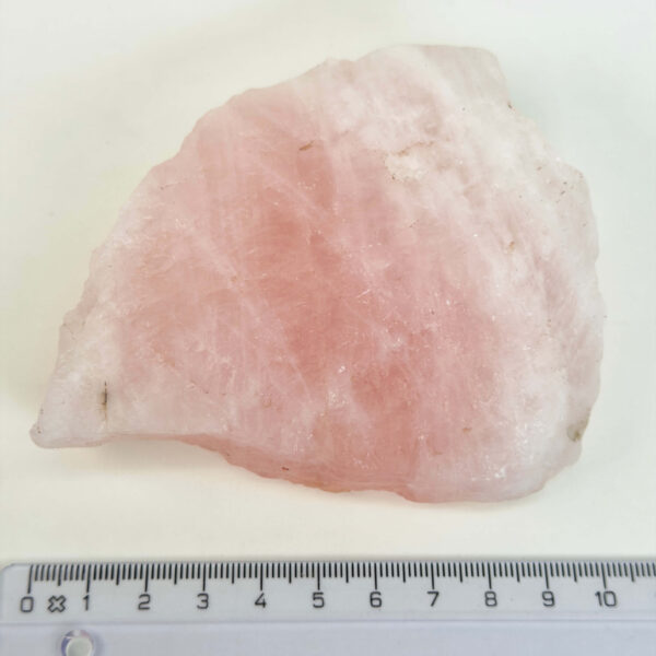 Rosakvarts rå i naturlig form, kendt for sin blide energi, kærlighed og følelsesmæssige healing.