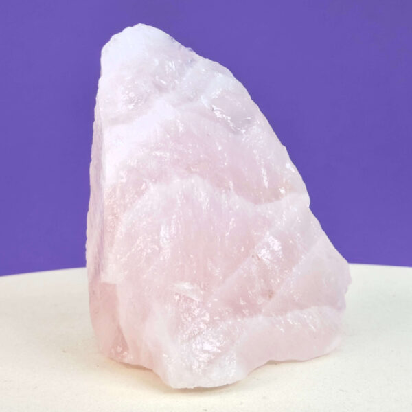 Smuk rosakvarts rå med naturlige rosa nuancer, der forbindes med kærlighed, tryghed og hjerteenergi.