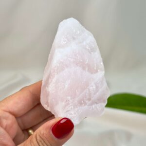 Rosakvarts rå i naturlig form, kendt for sin blide energi, kærlighed og følelsesmæssige healing.