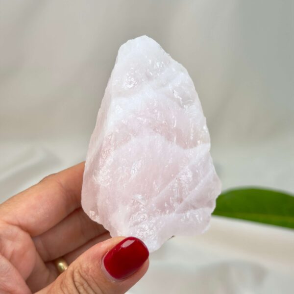 Rosakvarts rå i naturlig form, kendt for sin blide energi, kærlighed og følelsesmæssige healing.