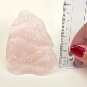 Smuk rosakvarts rå med naturlige rosa nuancer, der forbindes med kærlighed, tryghed og hjerteenergi.