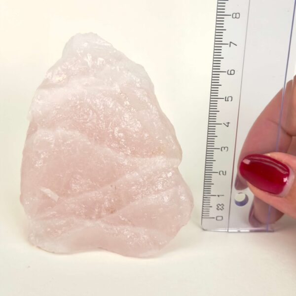 Smuk rosakvarts rå med naturlige rosa nuancer, der forbindes med kærlighed, tryghed og hjerteenergi.