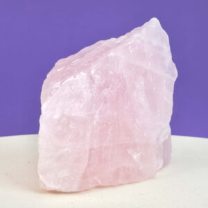 Smuk rosakvarts rå med naturlige rosa nuancer, der forbindes med kærlighed, tryghed og hjerteenergi.