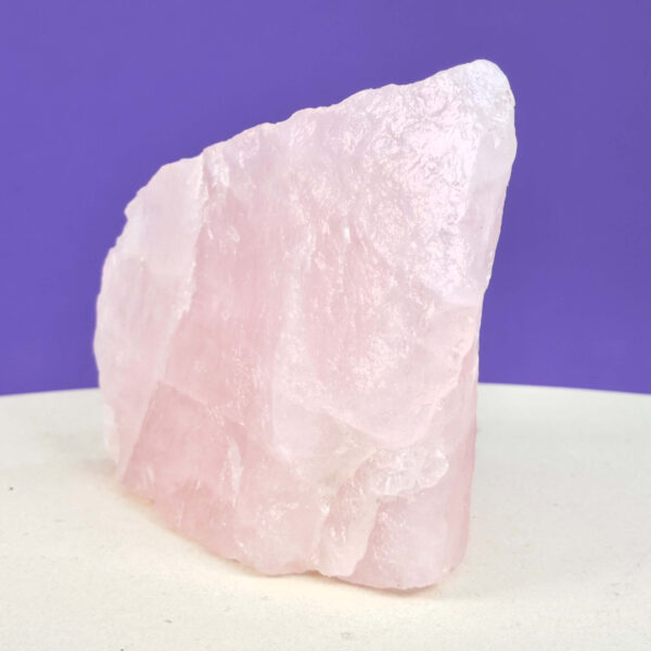 Smuk rosakvarts rå med naturlige rosa nuancer, der forbindes med kærlighed, tryghed og hjerteenergi.