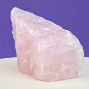 Smuk rosakvarts rå med naturlige rosa nuancer, der forbindes med kærlighed, tryghed og hjerteenergi.