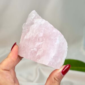 Smuk rosakvarts rå med naturlige rosa nuancer, der forbindes med kærlighed, tryghed og hjerteenergi.