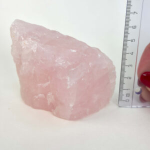 Smuk rosakvarts rå med naturlige rosa nuancer, der forbindes med kærlighed, tryghed og hjerteenergi.
