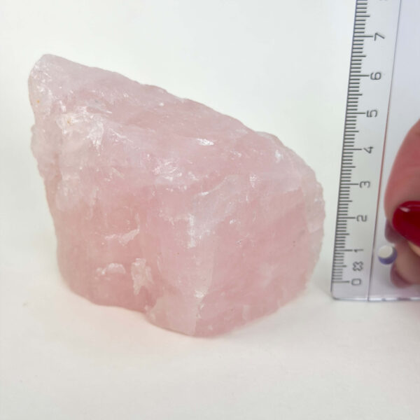 Smuk rosakvarts rå med naturlige rosa nuancer, der forbindes med kærlighed, tryghed og hjerteenergi.