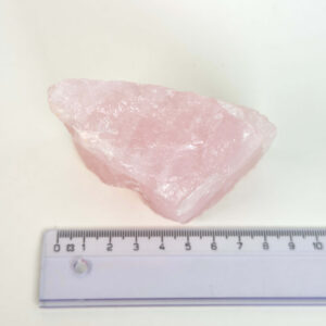 Smuk rosakvarts rå med naturlige rosa nuancer, der forbindes med kærlighed, tryghed og hjerteenergi.