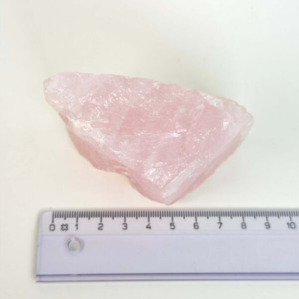 Smuk rosakvarts rå med naturlige rosa nuancer, der forbindes med kærlighed, tryghed og hjerteenergi.