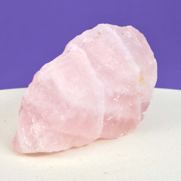 Smuk rosakvarts rå med naturlige rosa nuancer, der forbindes med kærlighed, tryghed og hjerteenergi.