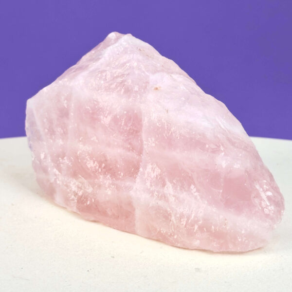 Smuk rosakvarts rå med naturlige rosa nuancer, der forbindes med kærlighed, tryghed og hjerteenergi.
