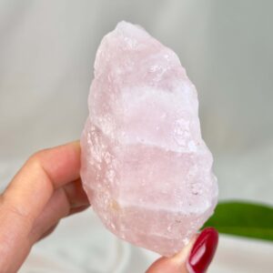 Smuk rosakvarts rå med naturlige rosa nuancer, der forbindes med kærlighed, tryghed og hjerteenergi.
