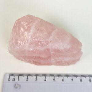 Smuk rosakvarts rå med naturlige rosa nuancer, der forbindes med kærlighed, tryghed og hjerteenergi.