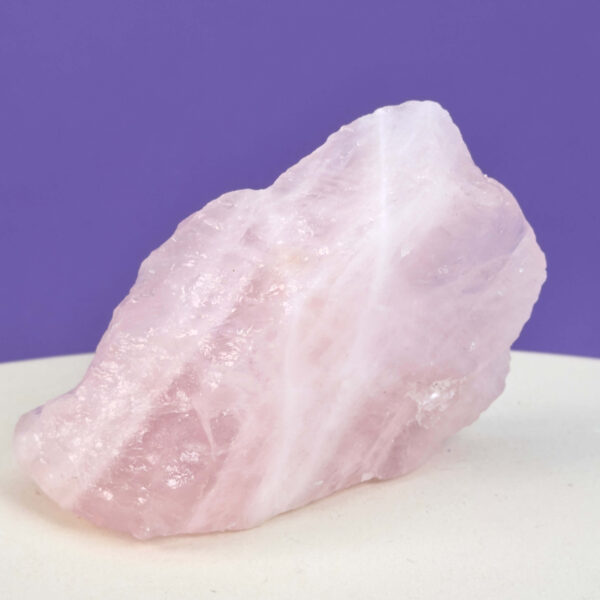Smuk rosakvarts rå med naturlige rosa nuancer, der forbindes med kærlighed, tryghed og hjerteenergi.