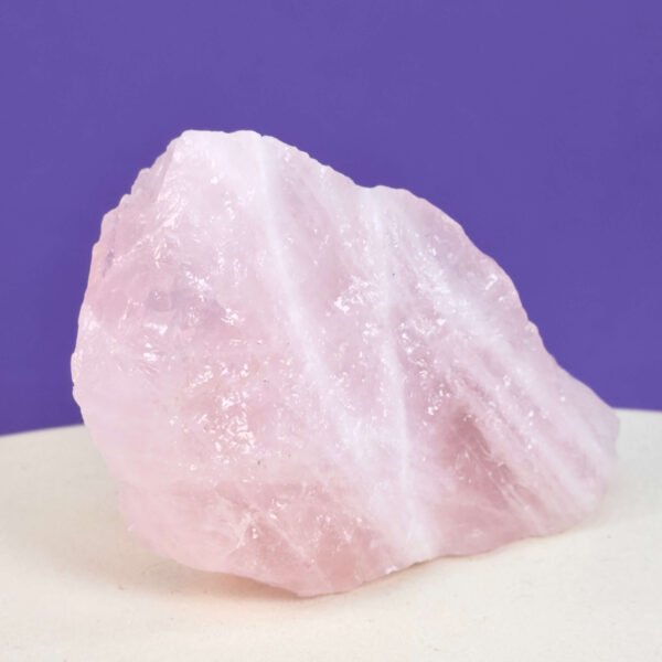Smuk rosakvarts rå med naturlige rosa nuancer, der forbindes med kærlighed, tryghed og hjerteenergi.