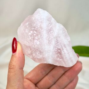 Smuk rosakvarts rå med naturlige rosa nuancer, der forbindes med kærlighed, tryghed og hjerteenergi.