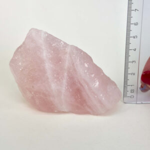 Smuk rosakvarts rå med naturlige rosa nuancer, der forbindes med kærlighed, tryghed og hjerteenergi.