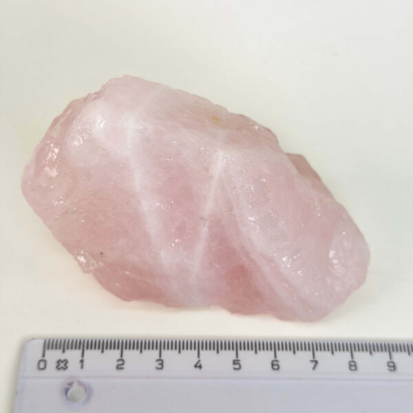 Smuk rosakvarts rå med naturlige rosa nuancer, der forbindes med kærlighed, tryghed og hjerteenergi.