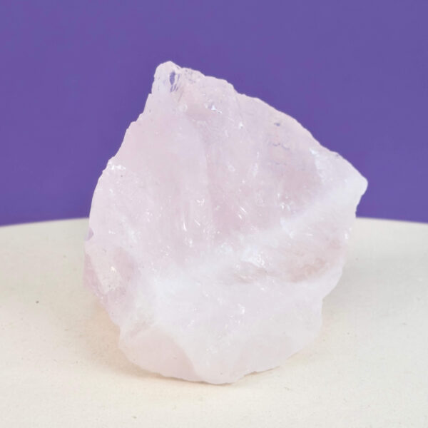 Smuk rosakvarts rå med naturlige rosa nuancer, der forbindes med kærlighed, tryghed og hjerteenergi.