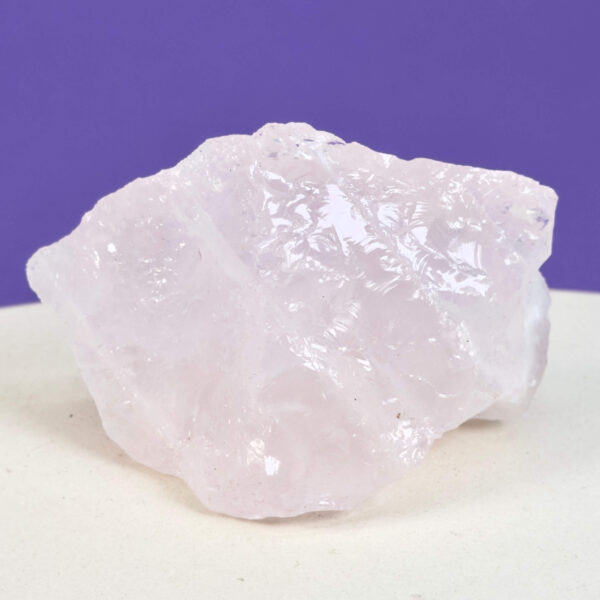 Smuk rosakvarts rå med naturlige rosa nuancer, der forbindes med kærlighed, tryghed og hjerteenergi.