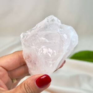 Smuk rosakvarts rå med naturlige rosa nuancer, der forbindes med kærlighed, tryghed og hjerteenergi.